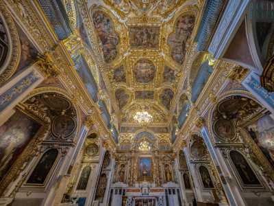 Varcata la soglia restiamo a bocca aperta ammirando la navata della chiesa. � interamente ricoperta da un susseguirsi di stucchi e dorature che fanno da cornice a raffinati affreschi, altari e dipinti: un autentico trionfo del pi� fastoso barocco napoletano